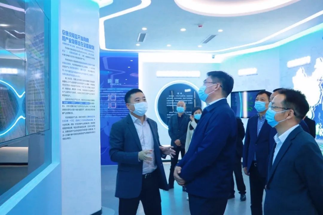 Luo Xiaojun, member of the Standing Committee of Ankang Municipal Party Committee and secretary of Ankang Municipal Commission for Discipline Inspection, and other leaders visited Ankang Zhengda Pharmaceutical New Factory for investigation and guidance